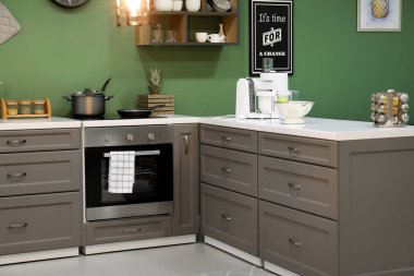 Modern mutfağın iç mimarisi.