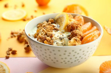 Yoğurt ve meyve renk arka plan üzerinde kase lezzetli granola