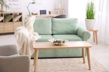 Şık iç rahat kanepe ve ahşap masa oturma odası