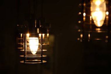 Karanlığın içinde şık parlayan lamba