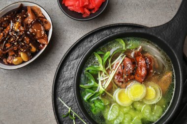 Gri masada kase lezzetli Çin çorbası