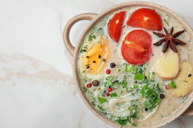 Işık tablosu üzerinde tencerede lezzetli Çin çorbası