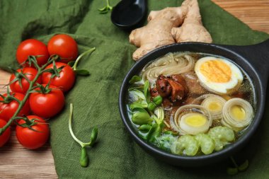 Masada kase lezzetli Çin çorbası