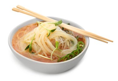 Beyaz arka plan üzerinde kase lezzetli Çin çorbası