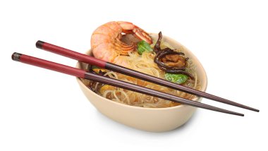 Beyaz arka plan üzerinde kase lezzetli Çin çorbası