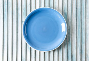 Şık plaka renk ahşap arka plan üzerinde