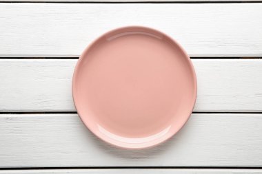 Beyaz ahşap zemin üzerinde şık plaka