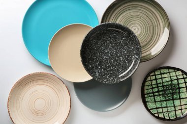 Şık açık renkli tabaklarda kümesi