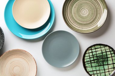 Şık açık renkli tabaklarda kümesi