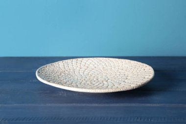 Şık plaka renk ahşap masa üzerinde