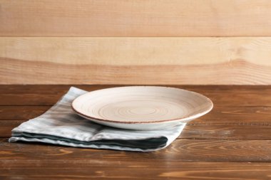 Ahşap masa peçeteyi şık plaka