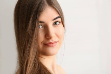 Güzel uzun saçlı genç kadın portresi