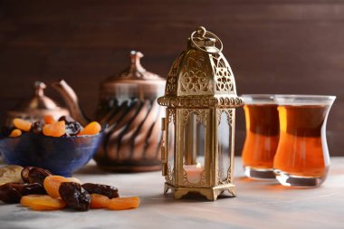 Müslüman fener ile kurutulmuş meyve ve çay tablo