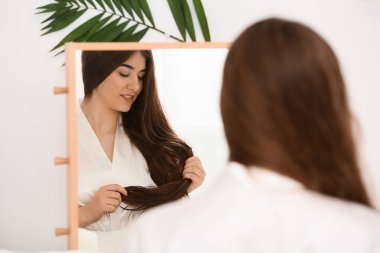 Banyo aynada yakınındaki güzel uzun saçlı Genç kadın