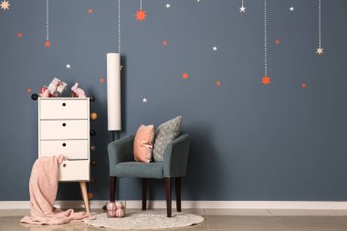 Gri duvarının yakınında şık mobilyalar ile odası modern iç