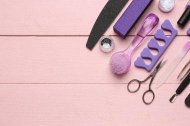 Pedikür için profesyonel araçlar renk ahşap arka plan ayarla