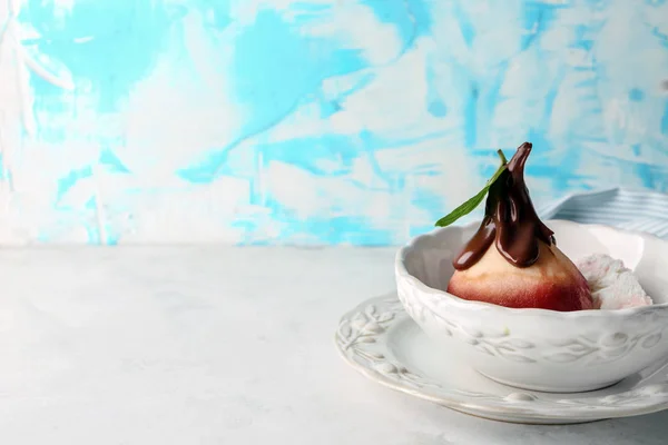 Чаша Мороженым Сладкая Груша Тушеная Красном Вине Столе — стоковое фото
