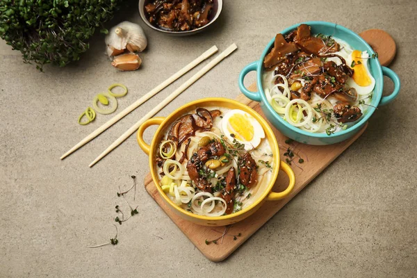 Välsmakande Kinesisk Soppa Krukor Grå Bord — Stockfoto