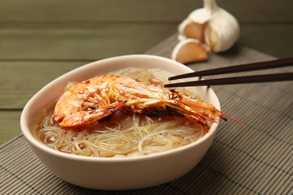 Sopa Chinesa Saborosa Com Camarão Tigela Mesa — Fotografia de Stock