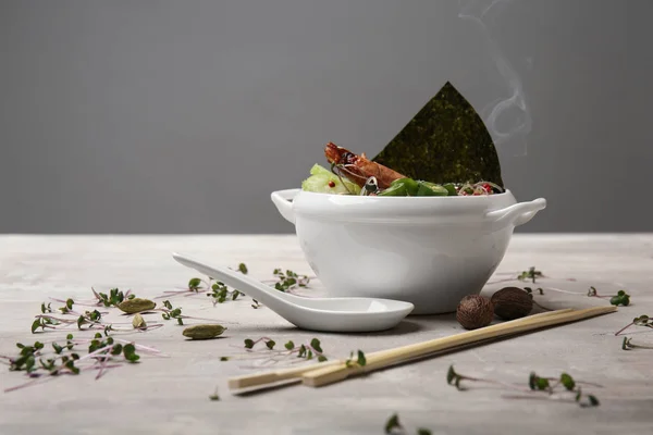 Sabrosa Sopa China Con Camarones Olla Sobre Mesa Gris — Foto de Stock