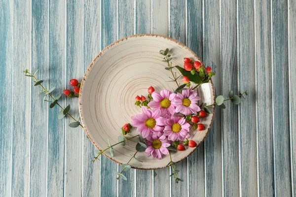 Stylish Plate Floral Decor Color Wooden Background — Stock Photo, Image