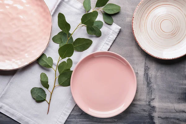 Piastre Eleganti Con Tovagliolo Sfondo Grigio — Foto Stock