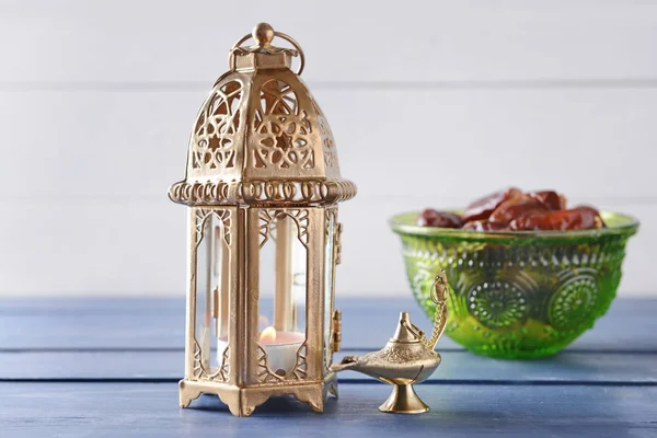 Lanterna Muçulmana Com Lâmpada Aladdin Mesa Madeira Cor — Fotografia de Stock