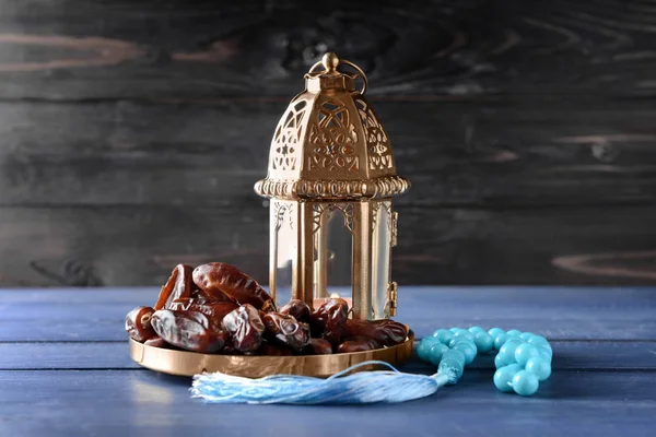 桌上有祈祷珠和干枣的穆斯林灯笼 — 图库照片