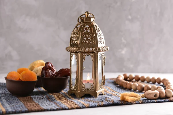 桌上有祈祷珠和干果的穆斯林灯笼 — 图库照片