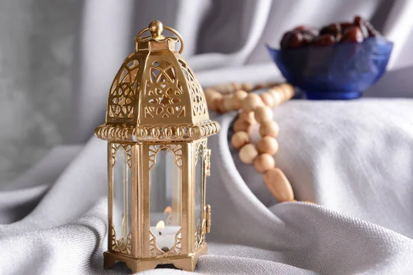 浅色织物上的穆斯林灯笼 — 图库照片