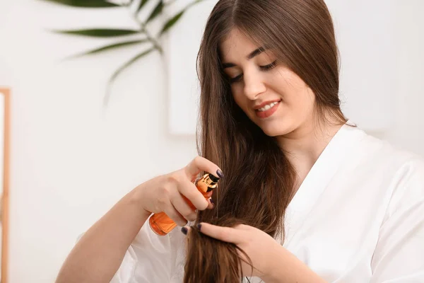 Jovem Aplicando Condicionador Belo Cabelo Comprido Banheiro — Fotografia de Stock