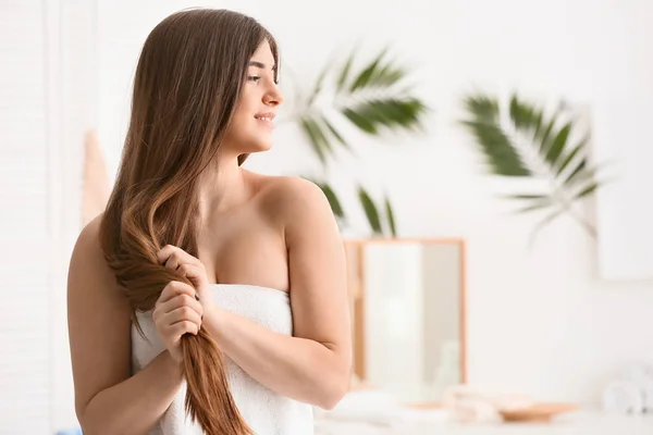 Young Woman Beautiful Long Hair Bathroom — Stock Photo, Image