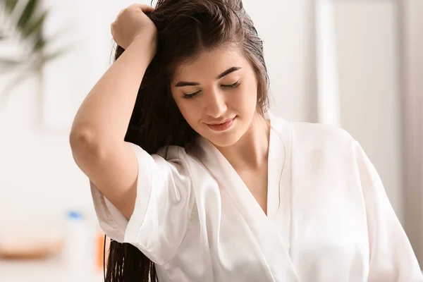 Jeune Femme Aux Beaux Cheveux Longs Dans Salle Bain — Photo