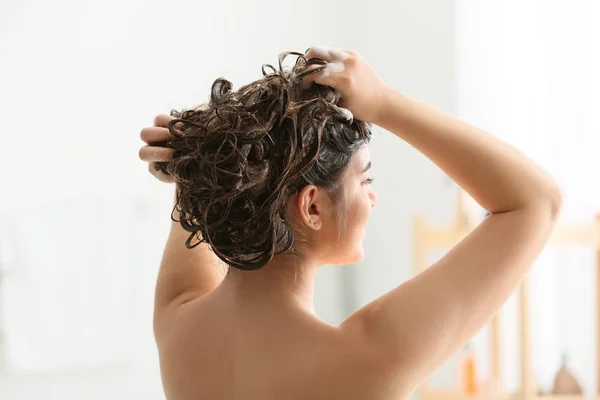 Mladá Žena Myje Krásné Vlasy Koupelně — Stock fotografie