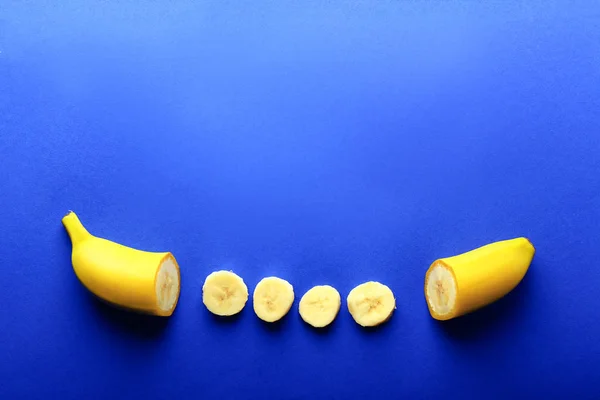 Gustoso Taglio Banana Sfondo Colore — Foto Stock