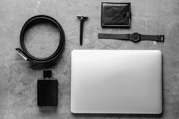 Stijlvolle Mannelijke Accessoires Met Laptop Grijze Achtergrond — Stockfoto