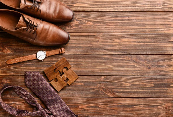 Sapatos Masculinos Elegantes Com Acessórios Mesa Madeira — Fotografia de Stock