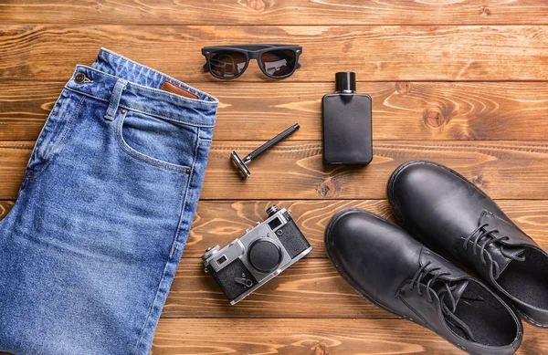 Stijlvolle Mannelijke Kleding Met Accessoires Fotocamera Houten Tafel — Stockfoto