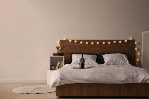 白い壁の近くにスタイリッシュなベッド付きのベッドルームのモダンなインテリア — ストック写真