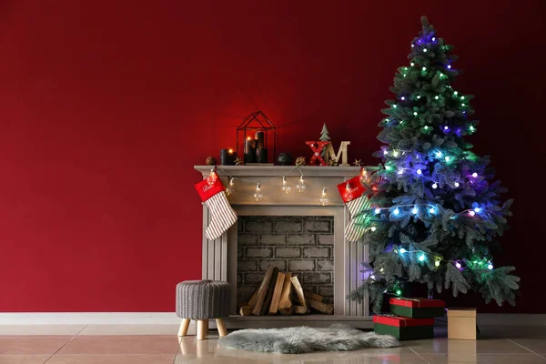 Cheminée Avec Beau Sapin Noël Près Mur Couleur Dans Chambre — Photo