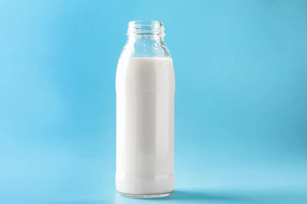 Glazen Fles Van Lekkere Melk Kleur Achtergrond — Stockfoto