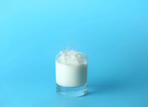 Glas Smakelijke Melk Met Spetters Kleur Achtergrond — Stockfoto