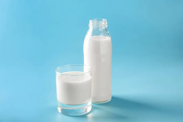 Glas Und Flasche Leckere Milch Auf Farbigem Hintergrund — Stockfoto