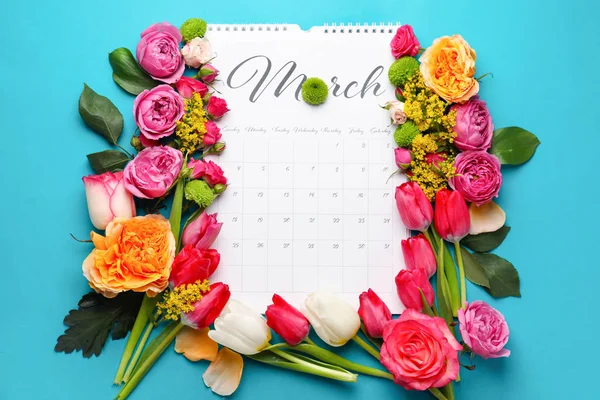 Page Calendrier Avec Belles Fleurs Sur Fond Couleur — Photo