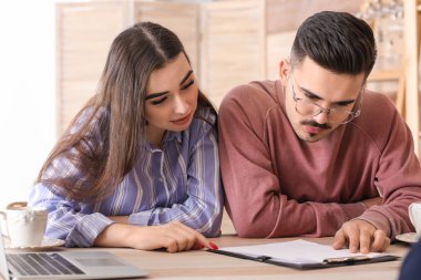 Genç çift sigorta sözleşmesi Cafe okuma