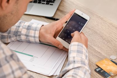 Cep telefonu evde ile borç endişeli genç adam