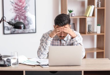 Evdeki endiseli genç adam