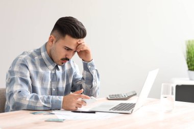 Evdeki endiseli genç adam