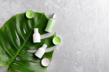 Kozmetik ve gri arka plan üzerine mumlar güzel spa kompozisyonu