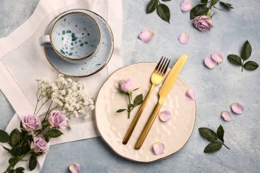 Güzel Sofra üzerinde açık renkli floral dekorlu